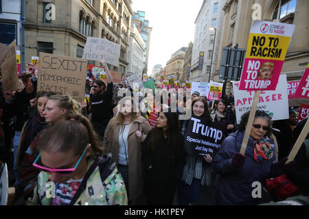 Manchester, UK. 4. Februar 2017. Anti-Trump Demonstranten marschieren von Albert Square, Manchester, 4. Februar 2017 (C) Barbara Koch/Alamy Live News Stockfoto