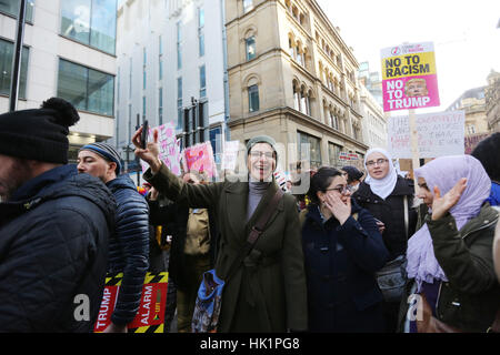 Manchester, UK. 4. Februar 2017. Anti-Rassisten März von Albert Square, Manchester, 4. Februar 2017 (C) Barbara Koch/Alamy Live News Stockfoto