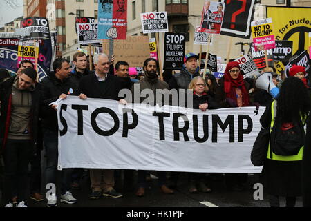 London, UK. 4. Februar 2017. Trump-Banner zu stoppen. Ein Protest bei der amerikanischen Botschaft in Grosvenor Square gegen Präsident Trumpf jüngsten politischen Verbot Einwanderer aus muslimischen Ländern mehrere Reisen in die USA. Penelope Barritt/Alamy Live-Nachrichten Stockfoto