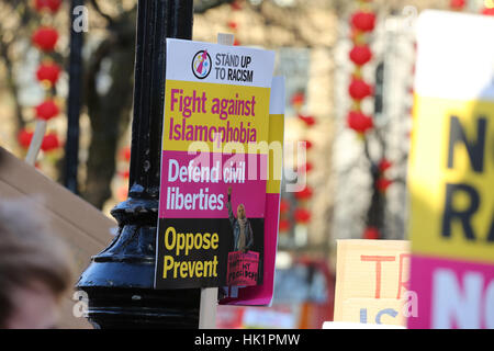 Manchester, UK. 4. Februar 2017. Ein Plakat an einem Laternenpfahl in Albert Square, Manchester, 4. Februar 2017 (C) Barbara Koch/Alamy Live News gepostet Stockfoto