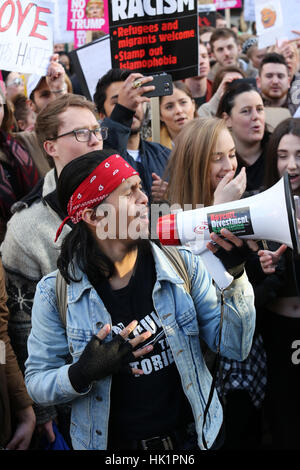 Manchester, UK. 4. Februar 2017. Anti-Trump Demonstranten in Albert Square, Manchester, 4. Februar 2017 (C) Barbara Koch/Alamy Live News Stockfoto