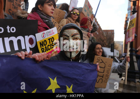 Manchester, UK. 4. Februar 2017. Ein Demonstrant mit einer anonymen Maske in Albert Square, Manchester, 4. Februar 2017 (C) Barbara Koch/Alamy Live News Stockfoto