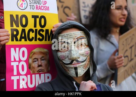 Manchester, UK. 4. Februar 2017. Ein Demonstrant mit einer anonymen Maske in Albert Square, Manchester, 4. Februar 2017 (C) Barbara Koch/Alamy Live News Stockfoto