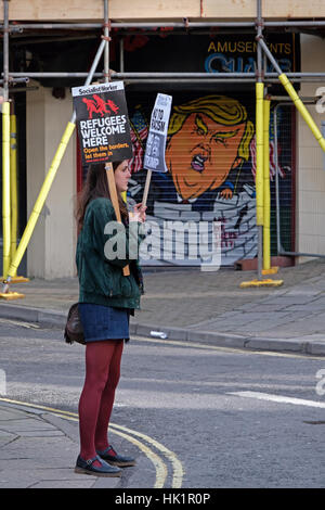 Bristol, UK. 4. Februar 2017. Ein Demonstrant bei einer Vorführung und Demonstration gegen US-Präsident Donald Trump Einwanderungspolitik und seinen Zustand "vorgeschlagen" Besuch in das Vereinigte Königreich. Die Veranstaltung fiel mit einem ähnlichen Protest in London. Bildnachweis: Keith Ramsey/Alamy Live-Nachrichten Stockfoto