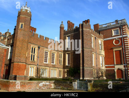 London, UK. 4. Februar 2017. Hampton Court und Gärten lockt das Publikum an einem Tag, wo der Regen, Sonne, wandte sich, Hampton, London.   Foto von Keith Mayhew/Alamy Live-Nachrichten Stockfoto