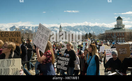 Salt Lake City, USA. 4. Februar 2017. Menschen in Salt Lake City marschieren, um Flüchtlinge zu unterstützen und gegen Präsident Trump Ausführungsverordnung Reisen aus überwiegend muslimischen Ländern zu verbieten. Bildnachweis: Brent Olson/Alamy Live-Nachrichten Stockfoto