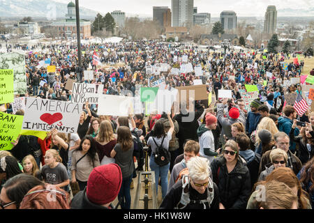 Salt Lake City, USA. 4. Februar 2017. Menschen in Salt Lake City marschieren, um Flüchtlinge zu unterstützen und gegen Präsident Trump Ausführungsverordnung Reisen aus überwiegend muslimischen Ländern zu verbieten. Bildnachweis: Brent Olson/Alamy Live-Nachrichten Stockfoto