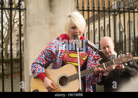 London, Großbritannien. Februar 2017. Madeleina Kay bei der „Gib den Leuten das letzte Sagen“-Kundgebung gegen den Brexit gegenüber der Downing Street in London. Quelle: Bruce Tanner/Alamy Live News Stockfoto