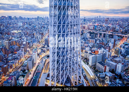 Stadtbild, Detail der Tokyo Tower und Skytree nördliche Skyline der Stadt, Tokio, Japan Stockfoto