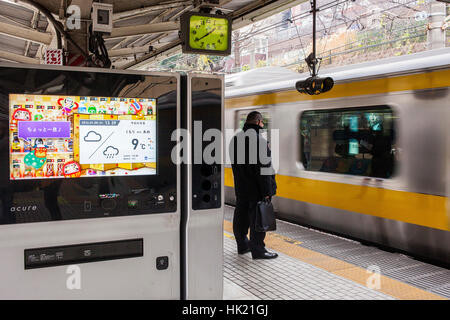 Geschäftsmann, JR Akihabara station. der Yamanote Linie, Akihabara, Tokio, Japan Stockfoto