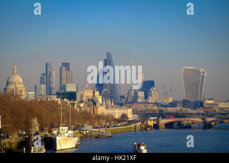 Ein Blick auf die Themse und die Londoner ständig verändernden skyline Stockfoto