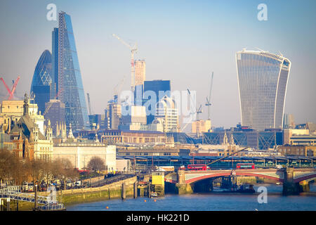 Ein Blick auf die Themse und die Londoner ständig verändernden skyline Stockfoto