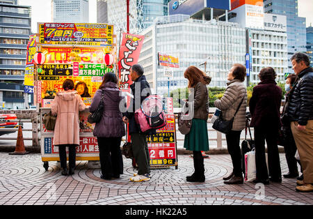 Lotto-Kiosk, im Westen zu beenden, JR Shinjuku Station, Shinjuku, Tokio Stockfoto