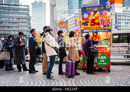 Lotto-Kiosk, im Westen zu beenden, JR Shinjuku Station, Shinjuku, Tokio Stockfoto