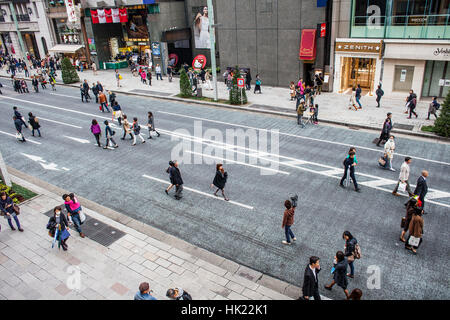 Stadtbild, Wochenende, Samstag, Sonntag, Chuo Street (am Samstag Nachmittag und Sonntag wird es eine Fußgängerzone), in Ginza, Tokyo, Japan. Stockfoto