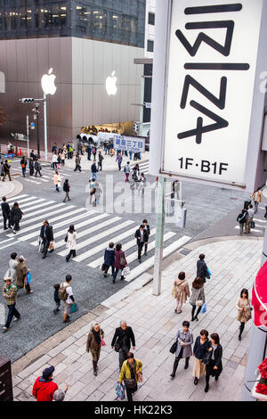 Stadtbild, Wochenende, Samstag, Sonntag, Chuo Street (am Samstag Nachmittag und Sonntag wird es eine Fußgängerzone), in Ginza, Tokyo, Japan. Stockfoto