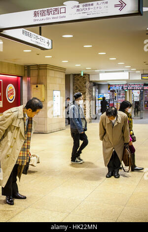 Gruß, Freunde verabschieden, in Shinjuku Bahnhof, Tokio, Japan. Stockfoto