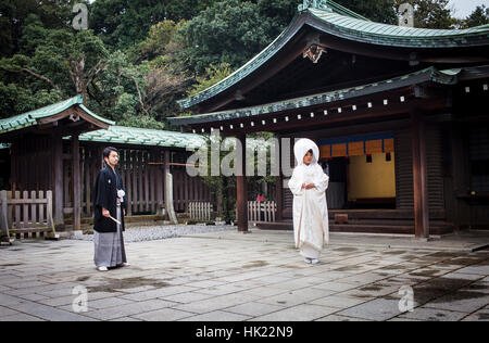 Mann und Frau, Heiligtum der Meiji Jingu, traditionelle Hochzeit, Tokio, Japan Stockfoto