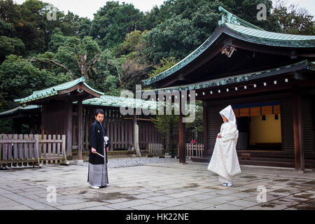 Mann und Frau, Heiligtum der Meiji Jingu, traditionelle Hochzeit, Tokio, Japan Stockfoto