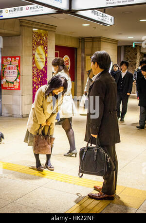 Gruß, Freunde verabschieden, in Shinjuku Bahnhof, Tokio, Japan. Stockfoto