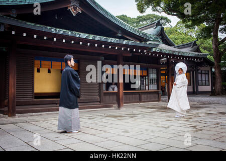 Mann und Frau, Heiligtum der Meiji Jingu, traditionelle Hochzeit, Tokio, Japan Stockfoto