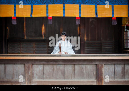 Priester, Heiligtum der Meiji Jingu, Tokyo, Japan Stockfoto