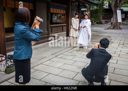 Braut und Hochzeitsgäste, Heiligtum der Meiji Jingu, traditionelle Hochzeit, Tokio, Japan Stockfoto