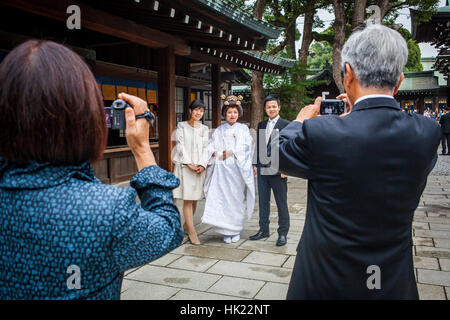 Braut und Hochzeitsgäste, Heiligtum der Meiji Jingu, traditionelle Hochzeit, Tokio, Japan Stockfoto