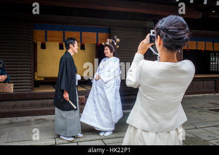 Mann und Frau, Heiligtum der Meiji Jingu, traditionelle Hochzeit, Tokio, Japan Stockfoto