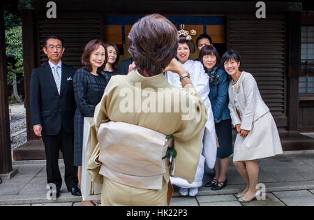 Braut und Hochzeitsgäste, Heiligtum der Meiji Jingu, traditionelle Hochzeit, Tokio, Japan Stockfoto