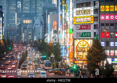 Stadtbild, Luftaufnahme, Panorama, Stadtbild, Koshukaido Avenue, im Hintergrund Park Tower, Shinjuku, Tokyo Stockfoto