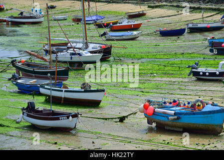 Boote bei Ebbe im Hafen des hübschen Fischerdorf Mousehold, an der Südküste von Cornwall, England, Großbritannien Stockfoto