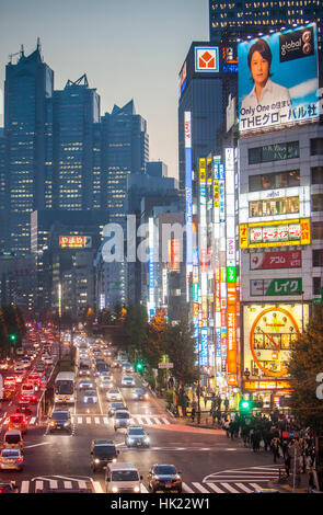 Stadtbild, Luftaufnahme, Panorama, Stadtbild, Koshukaido Avenue, im Hintergrund Park Tower, Shinjuku, Tokyo Stockfoto