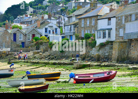 Hütten direkt am Ufer des malerischen Ferien- und Fischerdorf Mousehole an der südlichen Küste von Cornwall, England, Großbritannien Stockfoto