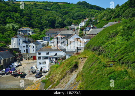 Eglinton auf der Roseland Halbinsel, Cornwall, England, Großbritannien, einem kleinen Fischerdorf, Zerzausten einen schmalen Eingang in die Klippen auf dem Kai. Stockfoto