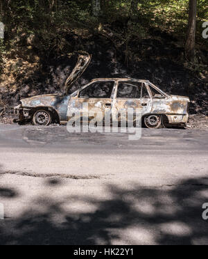 Auto ausgebrannt. Eine verlassene, gestohlene ausgebrannte Auto. Stockfoto