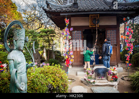 Tempelbereich gewidmet tot ungeborene Kinder in Zojoji Tempel, Tokyo, Japan Stockfoto