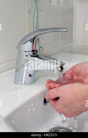 Hände waschen unter fließendem Wasser Stockfoto