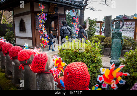 Tempelbereich gewidmet tot ungeborene Kinder in Zojoji Tempel, Tokyo, Japan Stockfoto