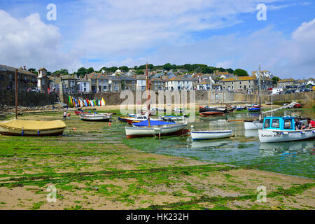 Blick auf halbe Tide des malerischen Ferien- und Fischerdorf Mousehole an der südlichen Küste von Cornwall, England, Großbritannien Stockfoto