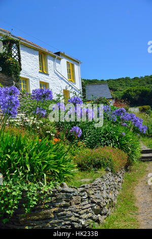 Eglinton auf der Roseland Halbinsel, Cornwall, England, Großbritannien, einem kleinen Fischerdorf, Zerzausten einen schmalen Eingang in die Klippen auf dem Kai. Stockfoto