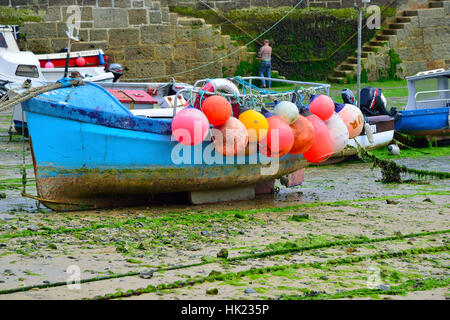 Fischerboote im Hafen des malerischen Ferien- und Fischerdorf Mousehole günstig an der südlichen Küste von Cornwall, England, Großbritannien Stockfoto