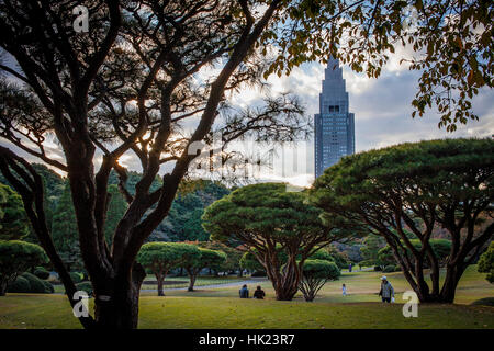 Stadtbild, NTT Docomo Yoyogi Gebäude, von Shinjuku Gyoen Park, Tokio Stockfoto