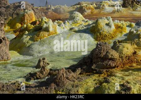 Lebendige Farben und markanten Felsformationen in die jenseitige Landschaft der Dalol, Äthiopien in der Wüste Danakil-Senke Stockfoto