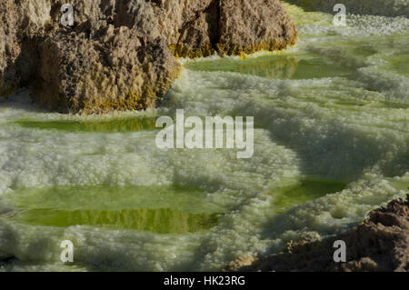 Lebendige Farben und markanten Felsformationen in die jenseitige Landschaft der Dalol, Äthiopien in der Wüste Danakil-Senke Stockfoto