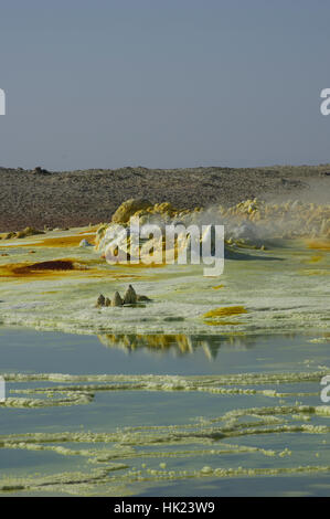 Lebendige Farben und markanten Felsformationen in die jenseitige Landschaft der Dalol, Äthiopien in der Wüste Danakil-Senke Stockfoto