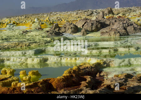 Lebendige Farben und markanten Felsformationen in die jenseitige Landschaft der Dalol, Äthiopien in der Wüste Danakil-Senke Stockfoto