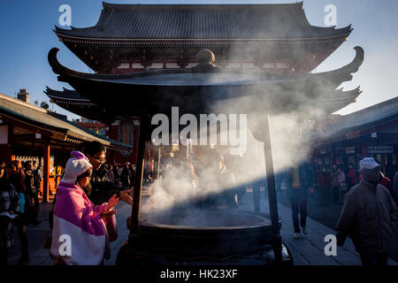 Pfanne, Anbeter Räucherstäbchen, Senso-ji Tempel, Asakusa, Tokyo, Japan Stockfoto