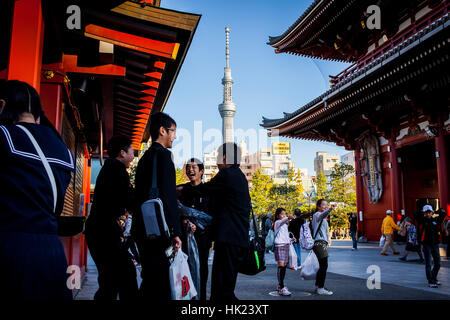 Stadtbild, Szene in Senso-ji Tempel, der im Hintergrund die Sky Tree Tower, Asakusa, Tokyo, Japan Stockfoto