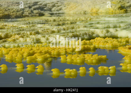 Lebendige Farben und markanten Felsformationen in die jenseitige Landschaft der Dalol, Äthiopien in der Wüste Danakil-Senke Stockfoto